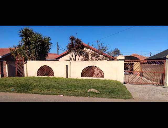3 BEDROOM HOUSE FOR SALE IN MOROKA